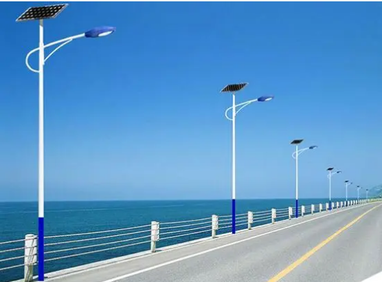 太阳能LED路灯的成本与传统路灯哪个高？